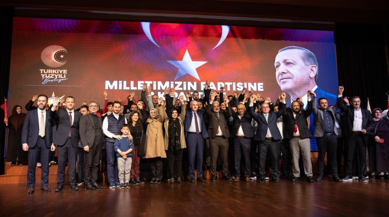 تركيا.. استقالة مئات الأعضاء من حزب أوزداغ للانضمام إلى العدالة والتنمية